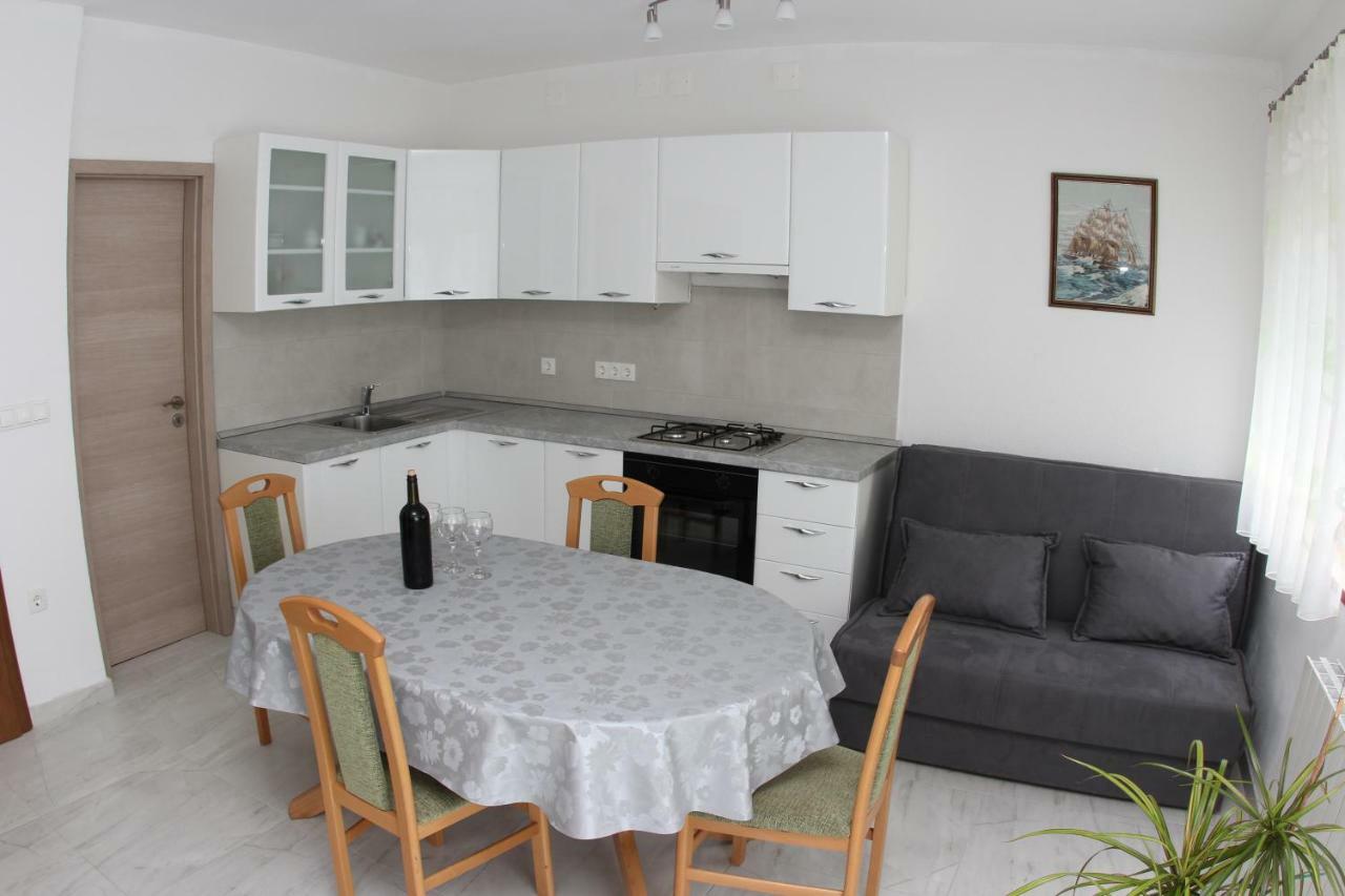 Apartmani Ivankovic Vrisnik Exterior foto