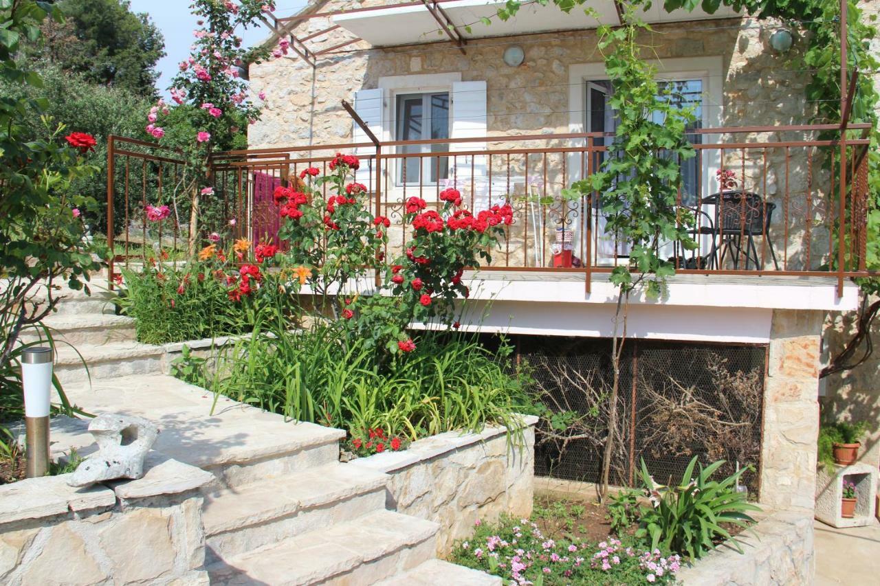Apartmani Ivankovic Vrisnik Exterior foto