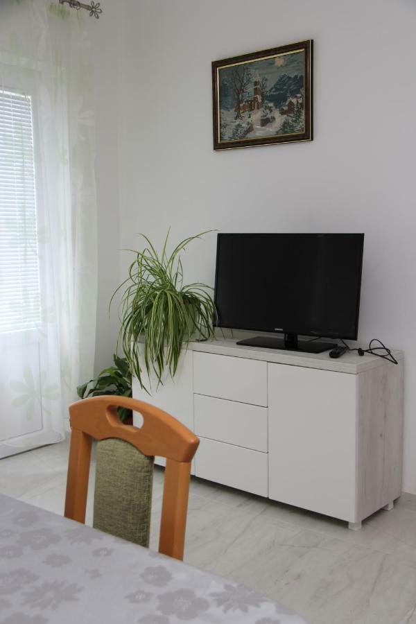 Apartmani Ivankovic Vrisnik Exterior foto