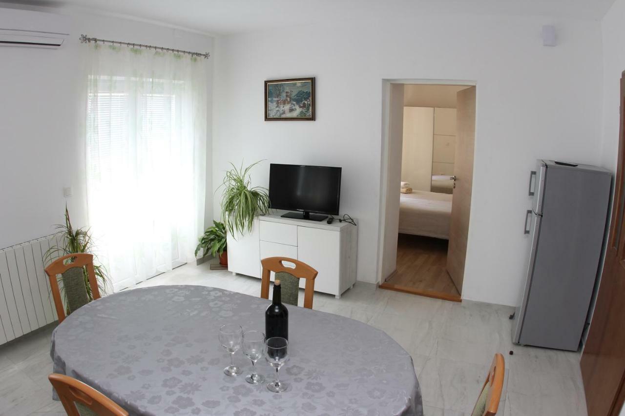 Apartmani Ivankovic Vrisnik Exterior foto